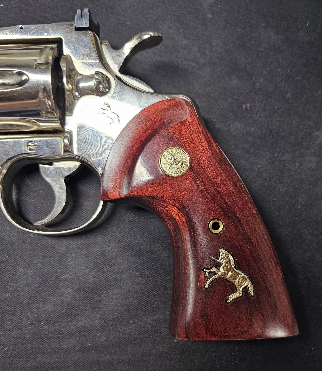 Colt Python Target Grip Altamonts Rosewood With Gold Medallions And Rampant Colt 6643